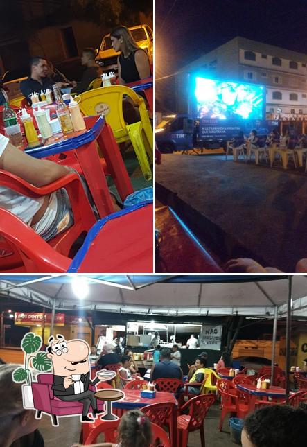 Sente em uma das mesas no Gostosão Lanches Divino Feirão Jundiaí