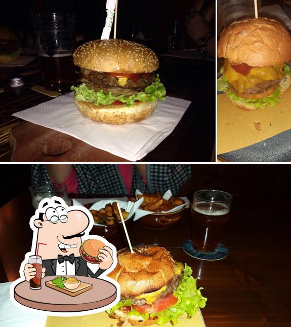 Prenditi un hamburger a Taverna del Luppolo