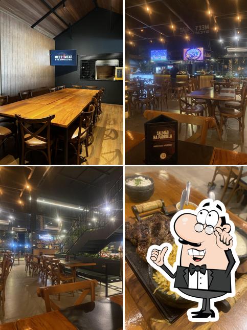 Sente em uma das mesas no Meet & Meat Steakhouse