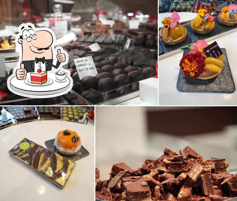ARTICIOC Cioccolateria Pasticceria Caffetteria Specialty Gluten free offre un'ampia varietà di dessert