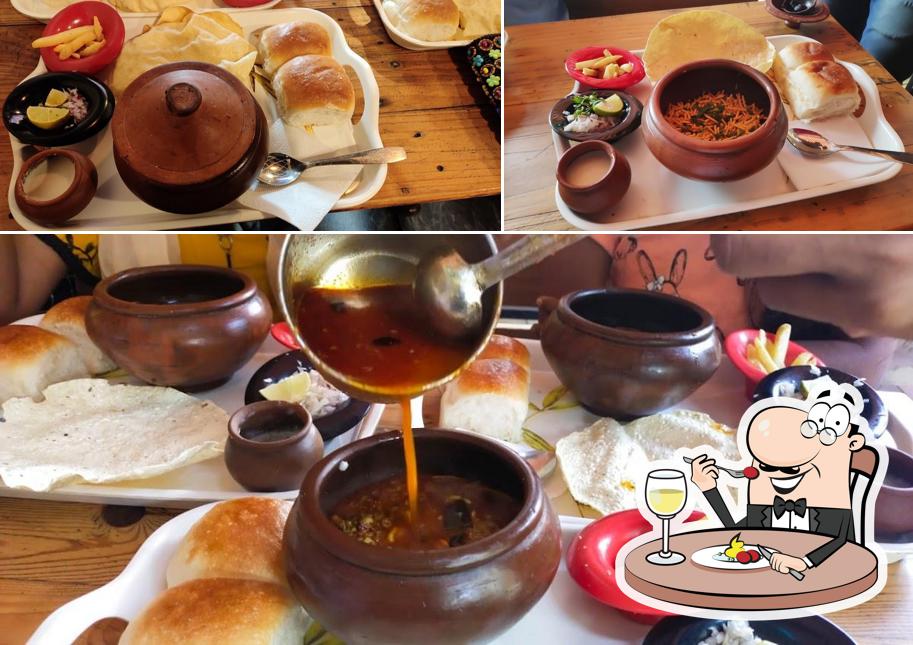 Meals at Gavran Kolasa Bhatti Misal