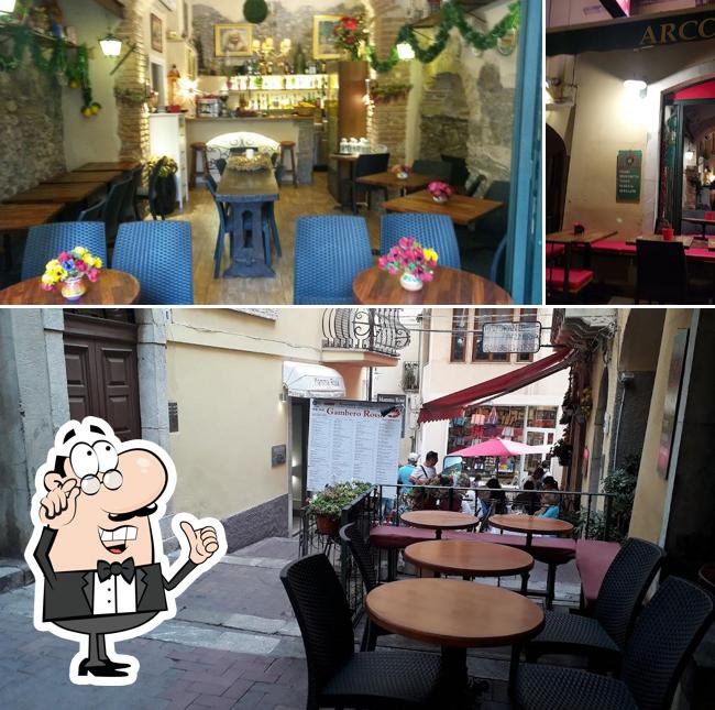 Dai un'occhiata agli interni di Arco Rosso