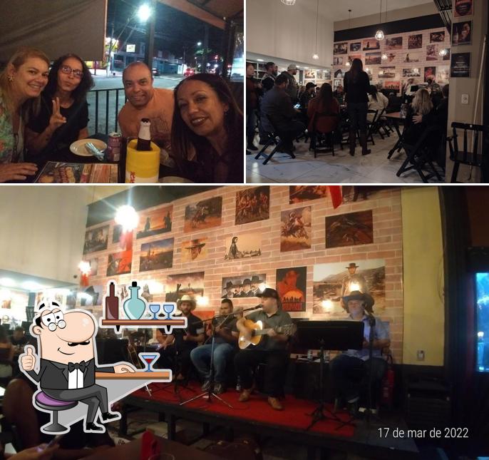 Sente em uma das mesas no Xerife espetinhos - V. Pires