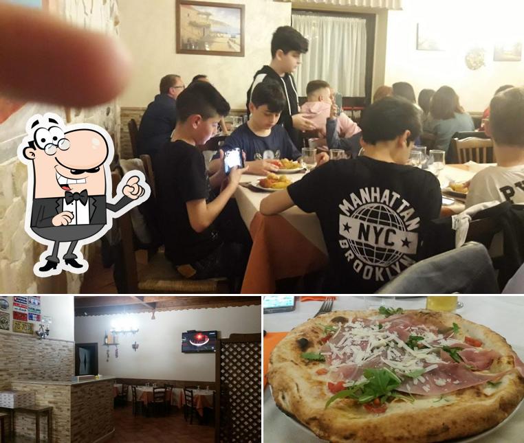 Dai un’occhiata alla foto che presenta la interni e cibo di La Rustichella Di Mallardo Giuseppe