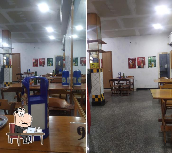 Sente em uma das mesas no Bar do marcão