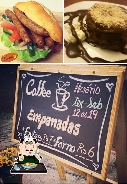 Entre diferentes coisas, comida e quadro-negro podem ser encontrados no Candela Café