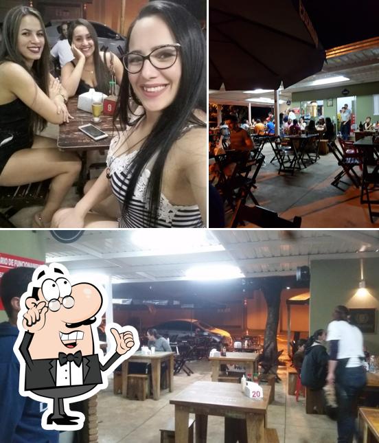 Sente em uma das mesas no Alvaro's - Bar & Restaurante