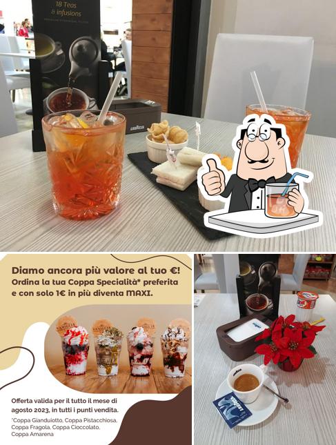 Tra le varie cose da Caffetteria Centro Divino si possono trovare la bevanda e cibo