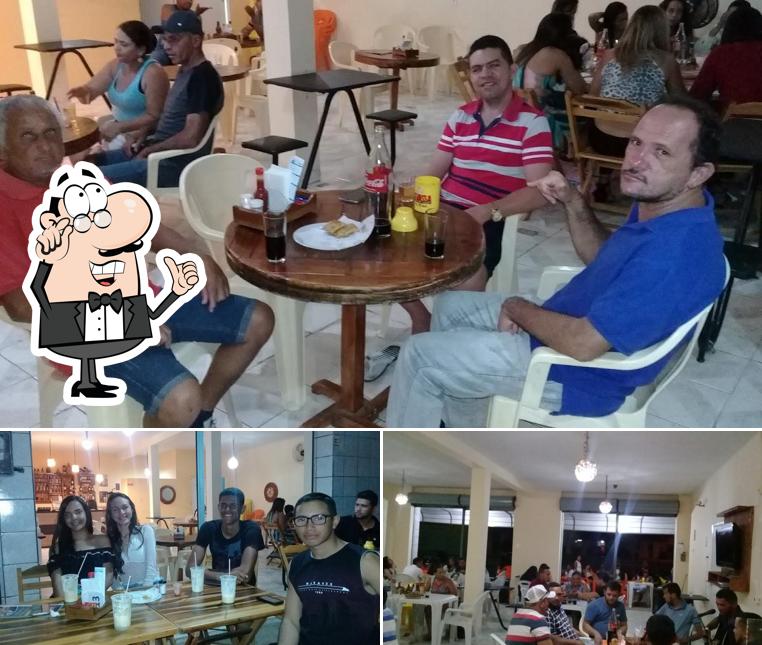 Sente em uma das mesas no Ulisses Pizzaria e Pastelaria