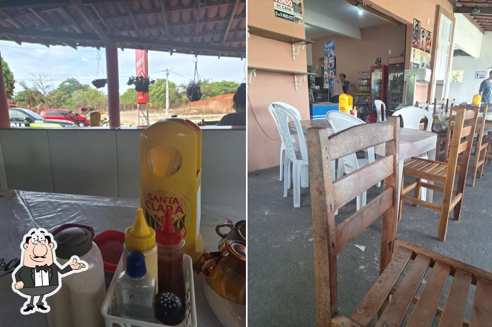 Sente em uma das mesas no Bibi Café