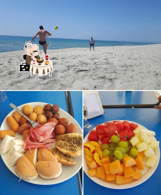 Guarda la foto che raffigura la cibo e esterno di Lido BarCollando
