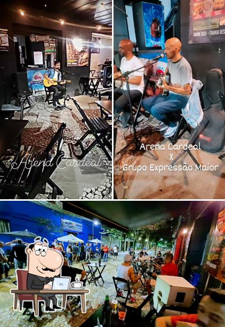 Sente em uma das mesas no Arena Cardeal Restaurante