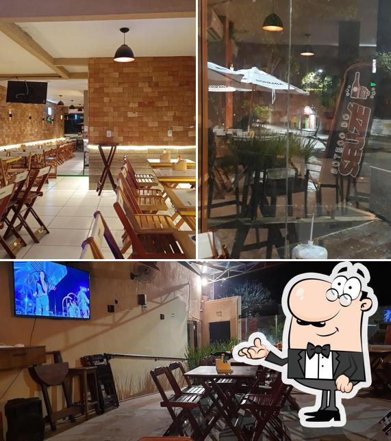 Sente em uma das mesas no Boteco Do Seu Zé Cg