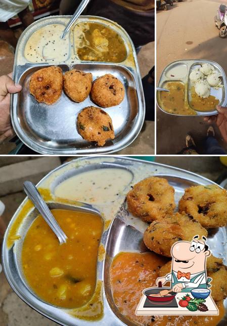 Chicken curry at Jhadeswari South Indian Tiffin Centre
