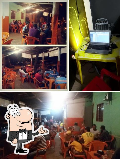 Sente em uma das mesas no Bar do bigode