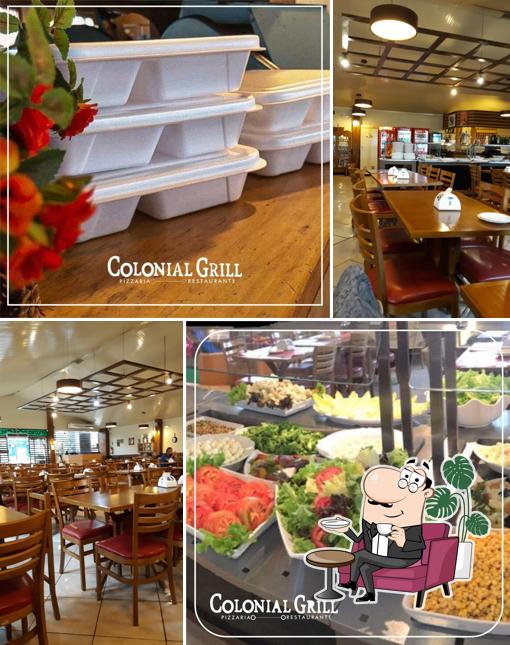 Sente em uma das mesas no Colonial Grill