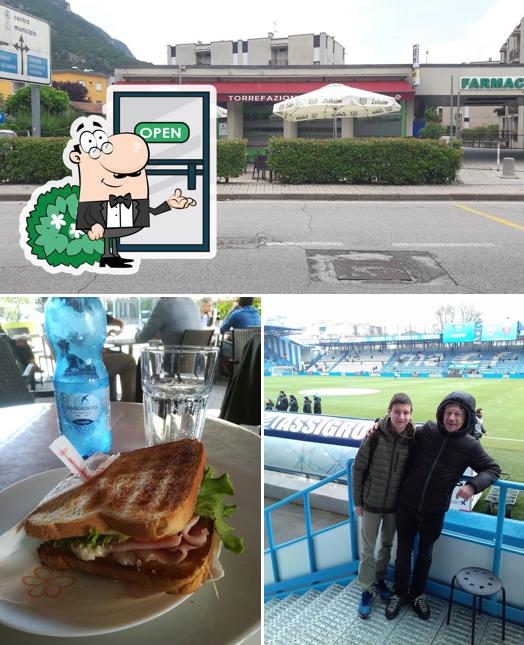 Dai un’occhiata alla immagine che mostra la esterno e sandwich di Snack Bar