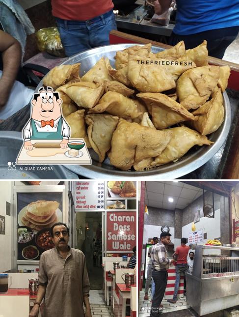 Samosa at Charan Dass Samose Wale