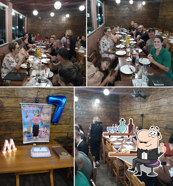 Sente em uma das mesas no Pizzaria D Luca - Vall