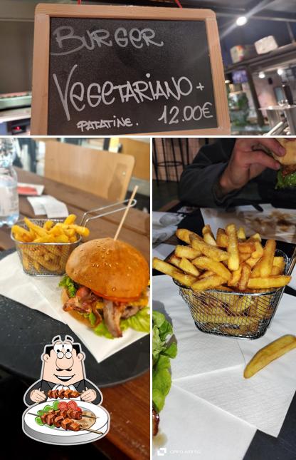 Guarda la immagine che raffigura la cibo e lavagna di Hamburgeria Toscana