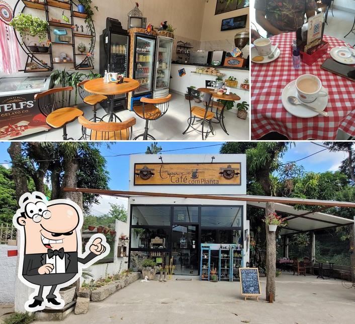 Esta é a foto ilustrando interior e mesa de jantar a Café Com Planta