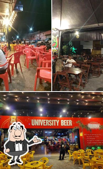 Sente em uma das mesas no University Beer - Cuiabá