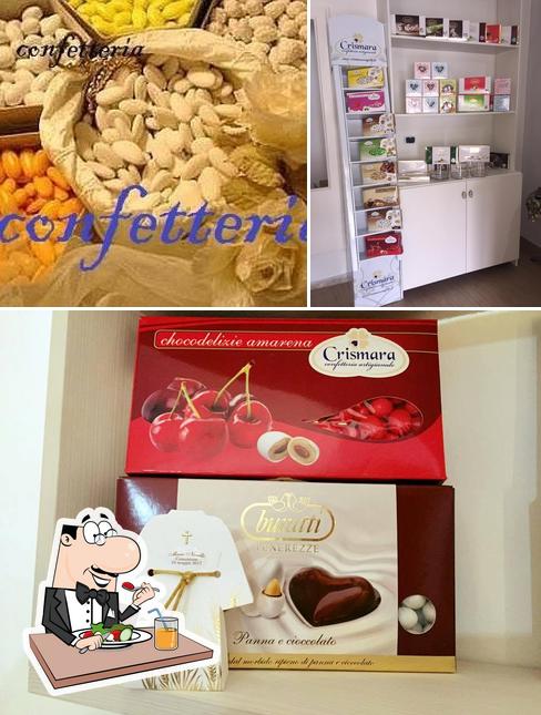 La foto della cibo e interni di Confetteria novello Paola