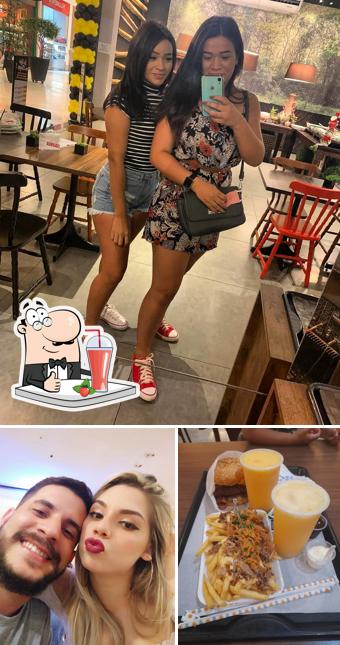 Desfrute de uma bebida no Freguesia Hamburgueria