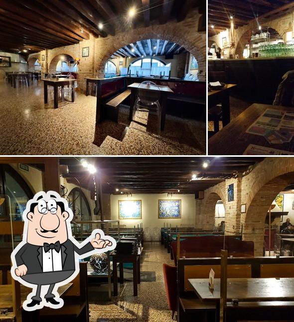 Dai un'occhiata agli interni di Caravanserrai RistoPub