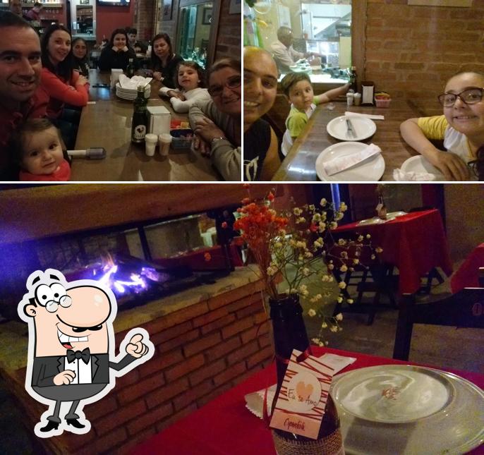 Sente em uma das mesas no Espanhola Pizzaria