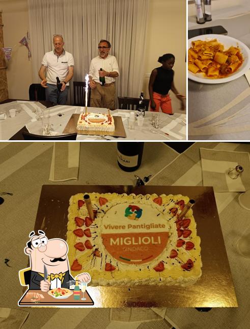 Guarda la immagine che raffigura la cibo e interni di La Vecchia Fontana