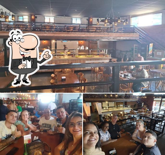 Sente em uma das mesas no Deck Minas Restaurante