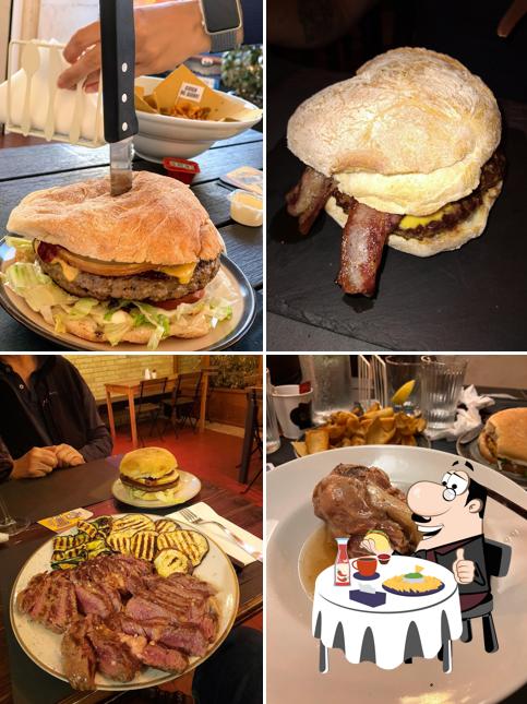 Ordina un hamburger a Ritz Pub
