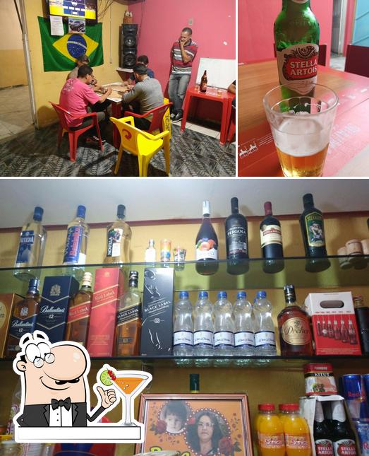 Entre diversos coisas, bebida e interior podem ser encontrados no Bar do Jó