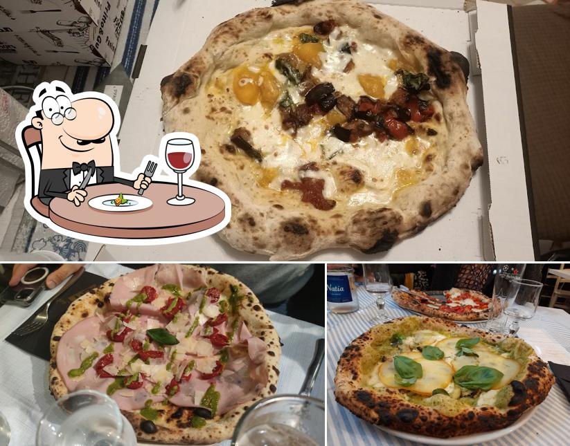 Tra le varie cose da Pizzeria Donna Sofì casalecchio si possono trovare la cibo e interni