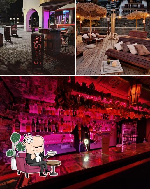 Dai un'occhiata agli interni di Little Bar