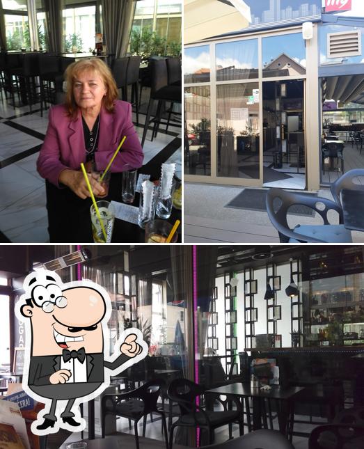 Siediti a un tavolo di Caffe Bar Bogart