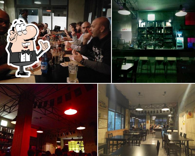 Siediti a un tavolo di Factory Pub