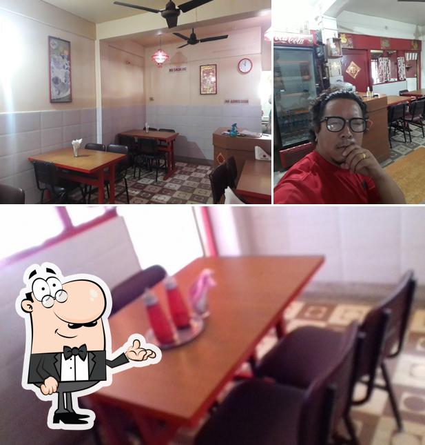 Take a seat at one of the tables at Hongkong Restaurant