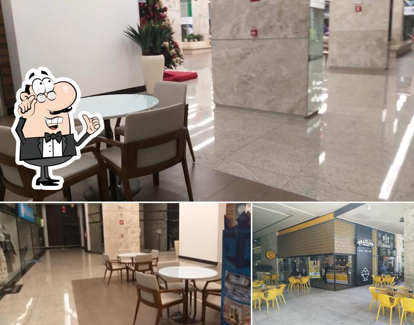 Sente em uma das mesas no Brazilian Ice Cream Águas Claras