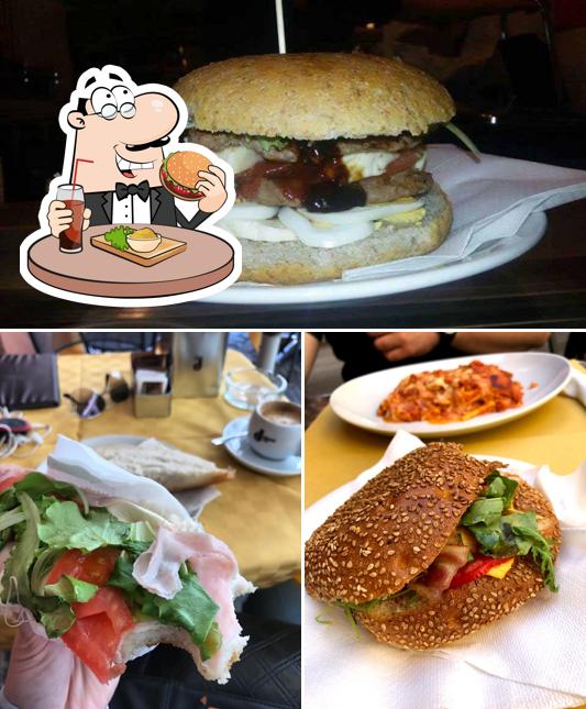 Prenditi un hamburger a Orange Café