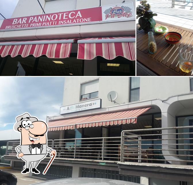 La foto di esterno e tavolo da pranzo da A mi MANERA Caffè