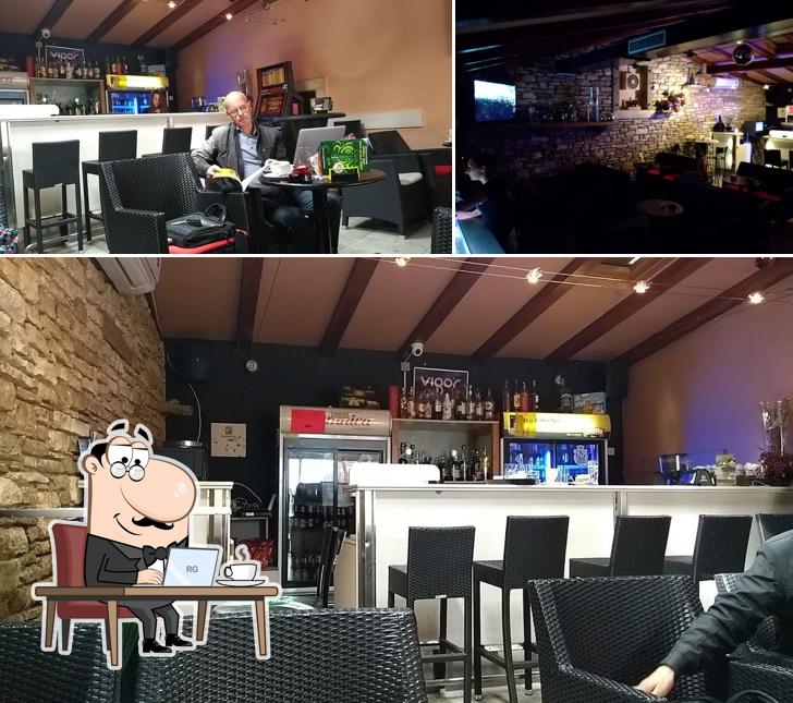 Dai un'occhiata agli interni di Caffe Bar Roy