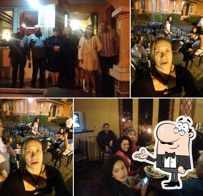 Sente em uma das mesas no Pizzaria Don Corleone