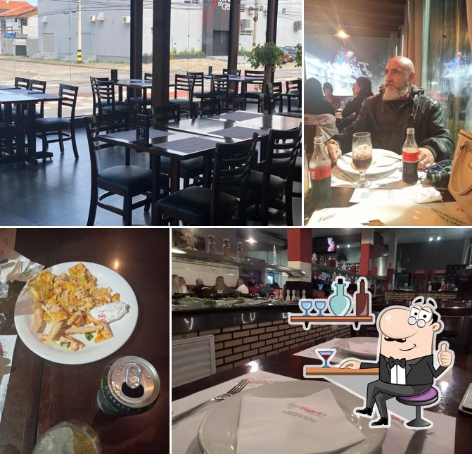 Sente em uma das mesas no Figaro's Pizzaria