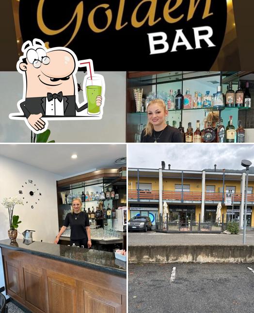 Goditi qualcosa da bere a Golden bar