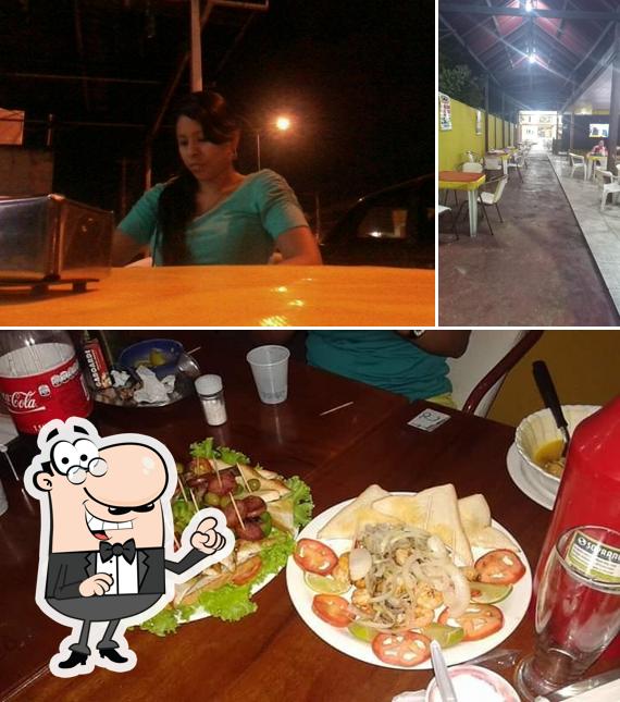 Sente em uma das mesas no Emílio Lanche