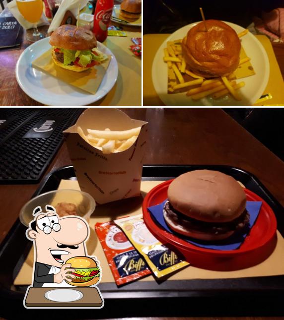 Prova un hamburger a EXCALIBUR PUB