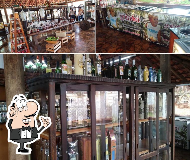 Sente em uma das mesas no Casa da Goiaba