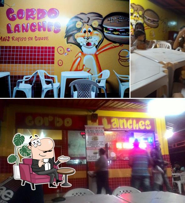Sente em uma das mesas no Gordo Lanches Sobradinho